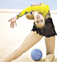Cynthia Valdez, de MÃ©xico, ejecuta su rutina en la modalidad pelota de la gimnasia rÃ­tmica